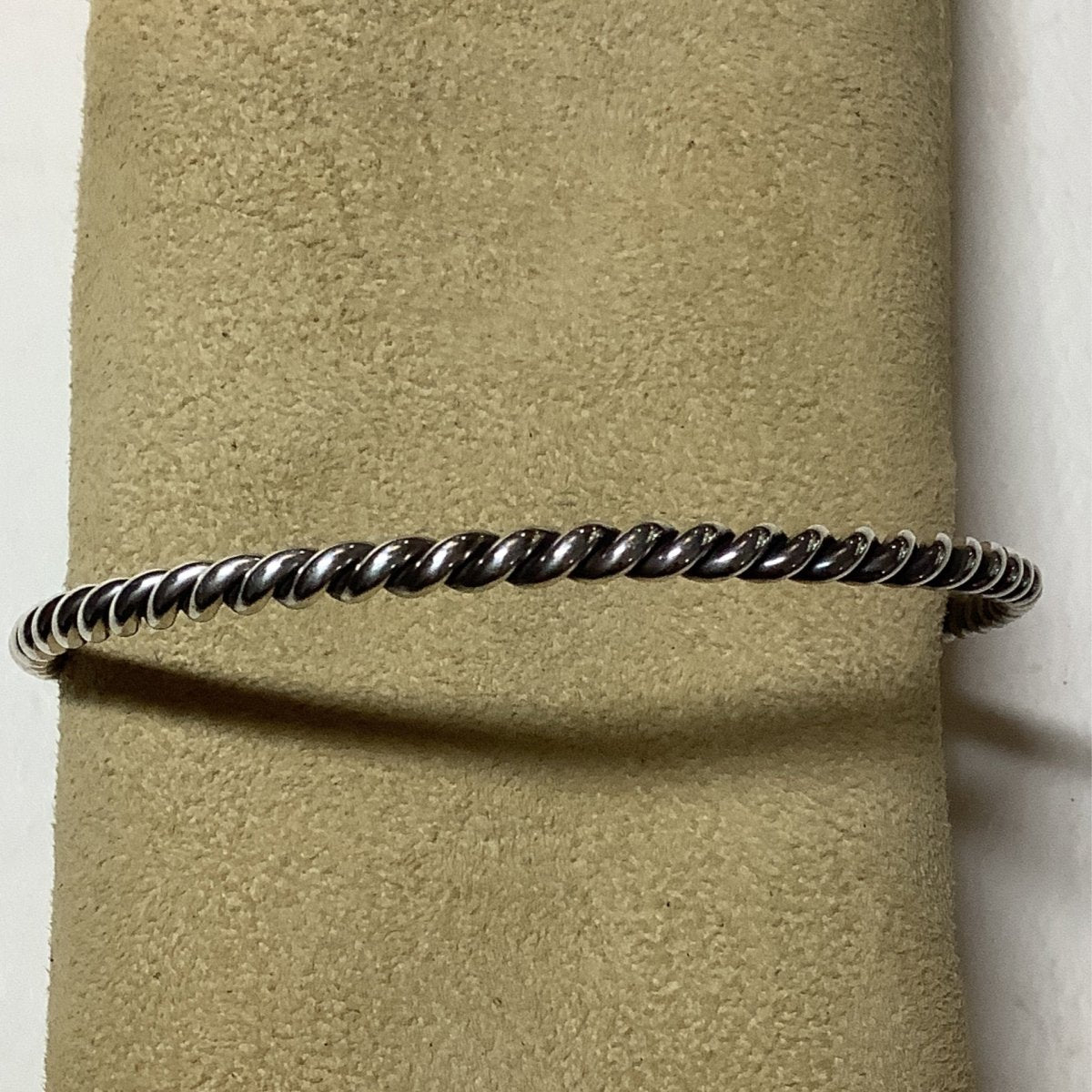 Bangle, half round twisted, single wire (1/1), Elaine Tahe (1) - Turquoise Mustang