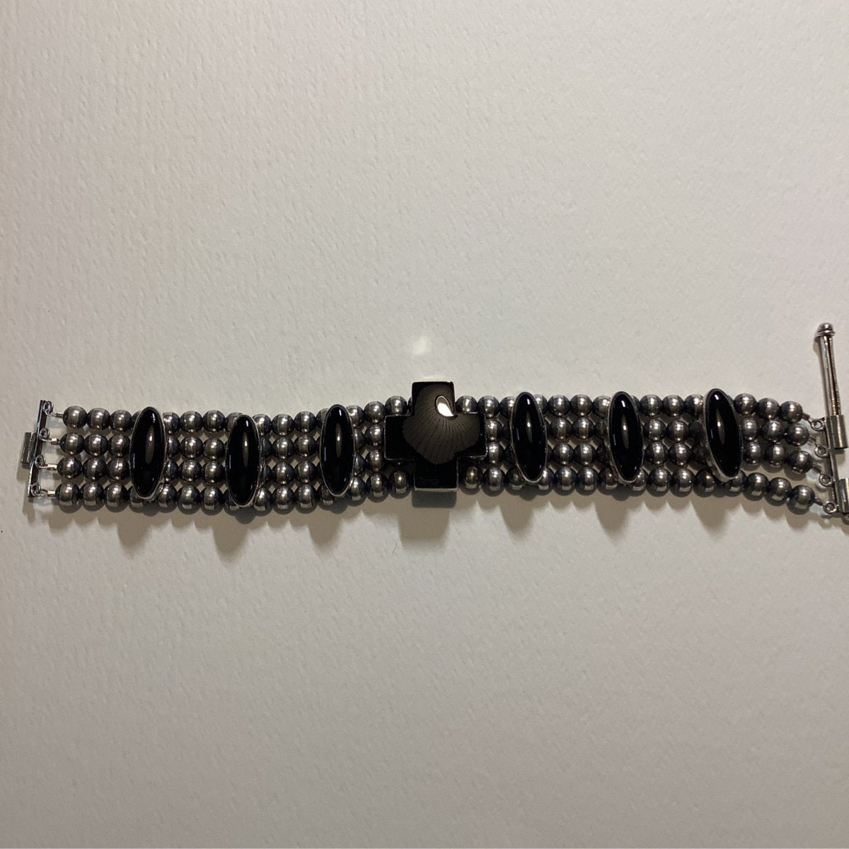 Bracelet, Navajo Pearl, 4 - strand, Onyx Cross with Ovals, DD - Turquoise Mustang