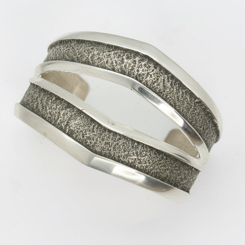 Bracelet, all silver, split racetrack design, tufa cast, Zuni artist Bennie Bowakaty - Turquoise Mustang